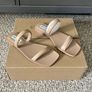 Steve Madden tan flat sandal